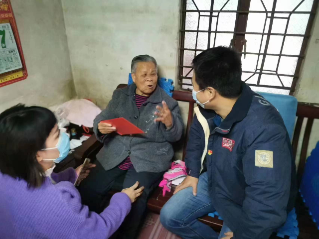 支部副书记王小勇询问老党员病情.png