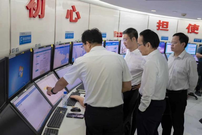 党旗飘扬在抗击超强台风的气象服务保障一线